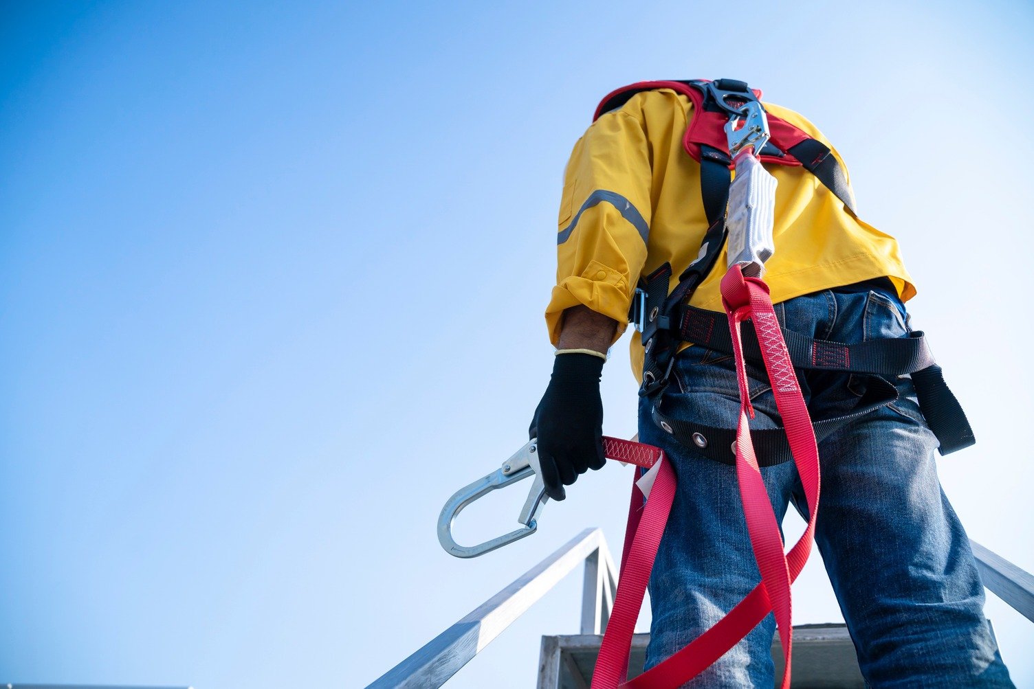 Trabajador con equipo de seguridad y arnés